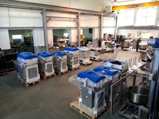 Montage von Bäckereimaschinen in der Produktionshalle