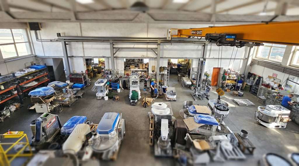 Produktionshalle mit Bäckereimaschinen – Polnische Teigmischer