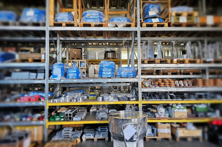 Produktionshalle mit Bäckereimaschinen – Polnische Mischer